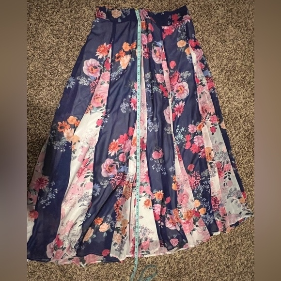 Beautiful long maxi skirt. Zip in back. No stretch. Width 15” Length 37.5” - Picture 3 of 4